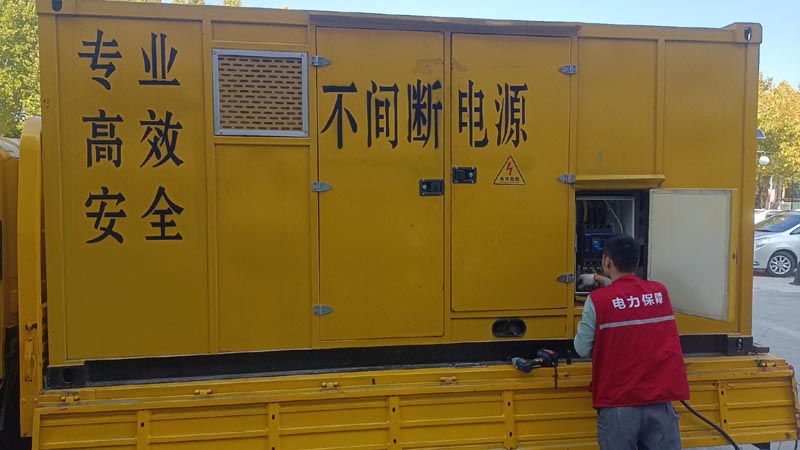 大通柴油发电机组和UPS电源配合使用时，如何避免切换过程中的电力中断？